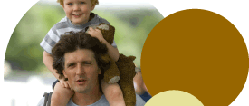 Mann mit Kind auf der Schulter